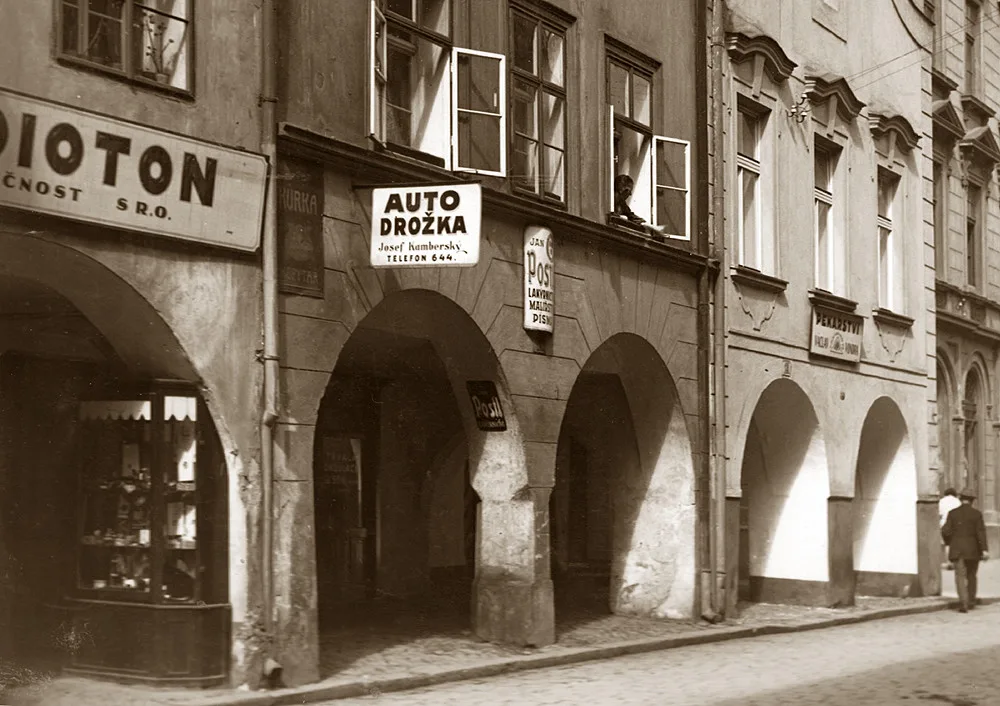 Prostřední dům v trojdomí v Kněžské má č. 15 po roce 1930 za Sládků.