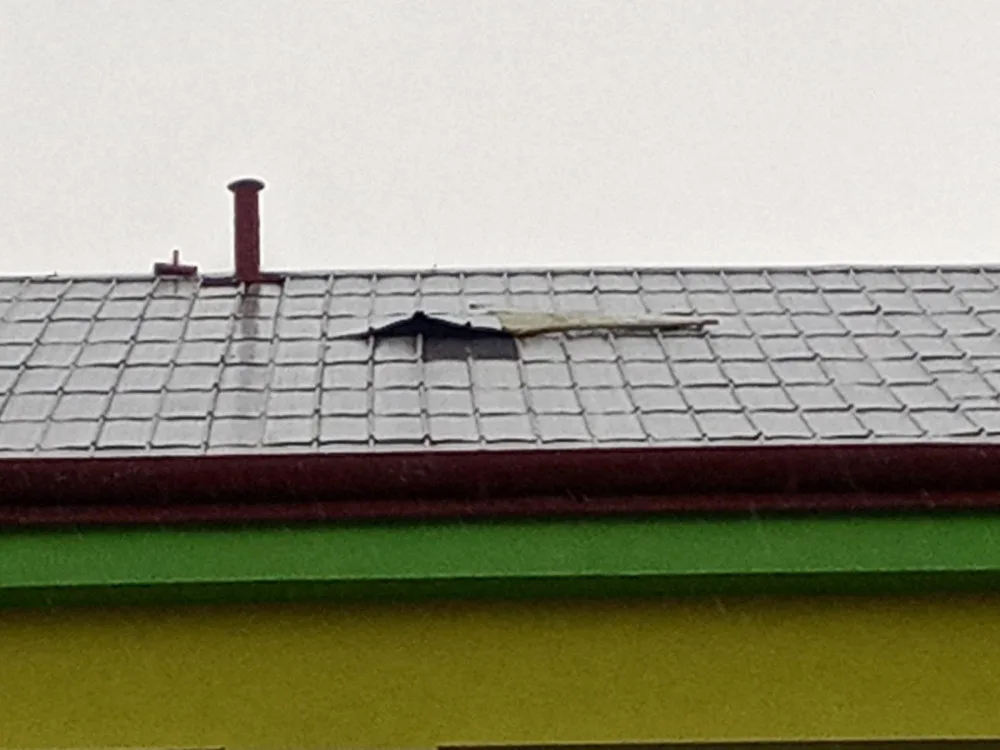 Jižní Čechy zasáhl silný vítr. Lidé jsou bez elektřiny, hasiči řeší nehody i popadné stromy