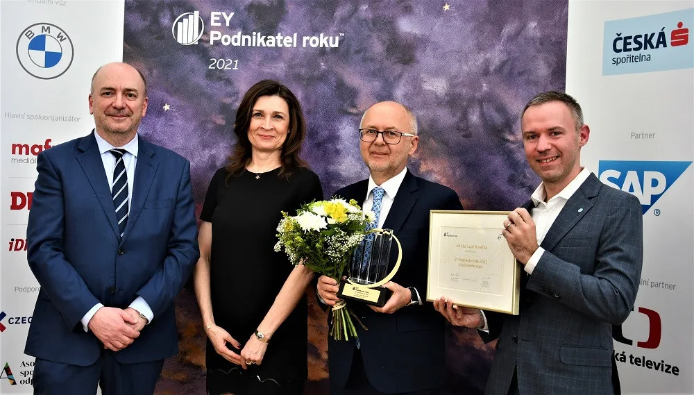 Ing. Tomáš Hajdušek (ODS), náměstek hejtmana pro oblast financí, Helena Sladkovská, ředitelka soutěže EY Podnikatel roku, Jiří Kůs, spolumajitel společnosti nanoSPACE a držitel titulu EY Podnikatel roku 2021 Jihočeského kraje a Oliver Dlouhý, EY Podnikate