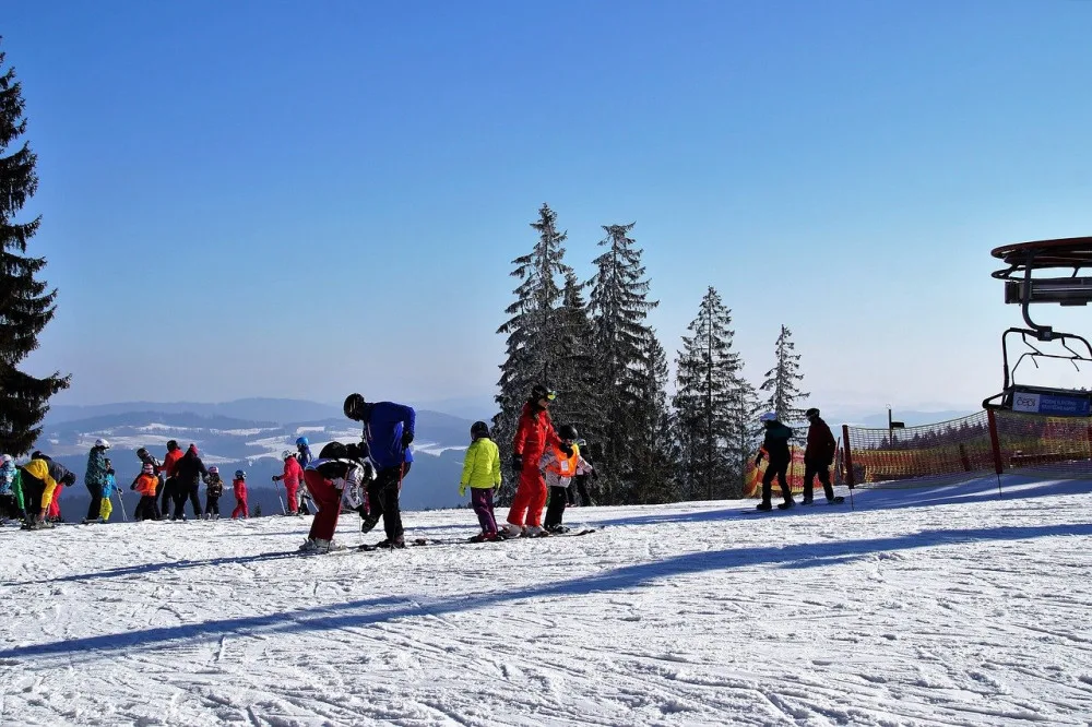 Na Lipně lyžovalo 2 800 lidí, na Zadově asi dva tisíce, vítr provoz nekomplikoval