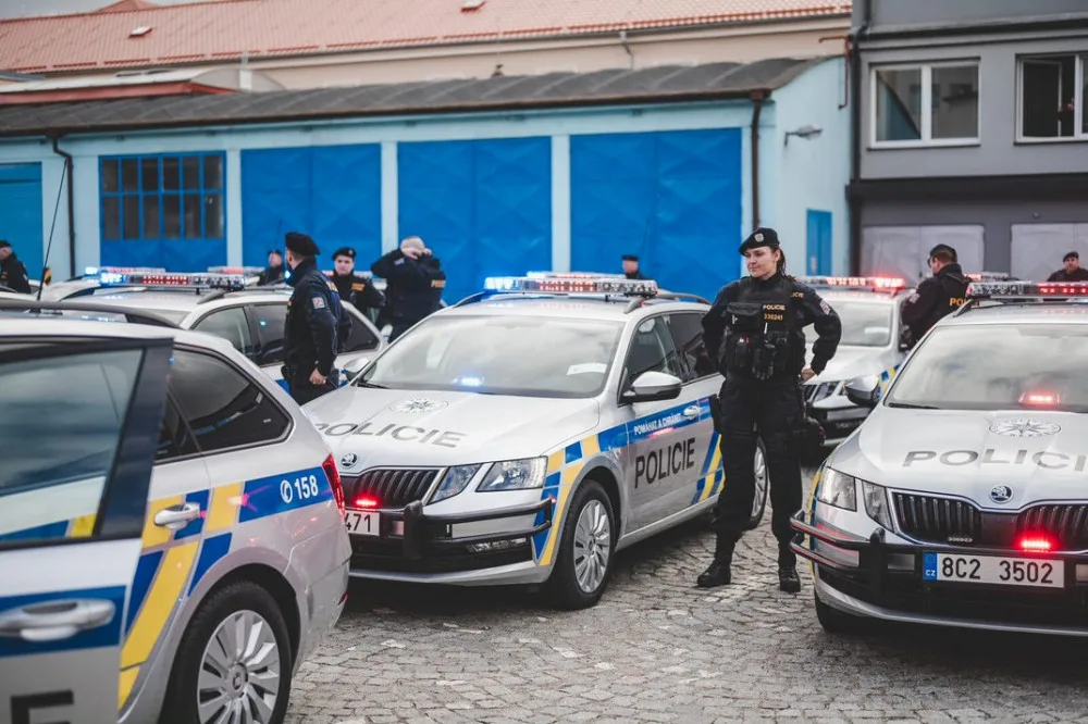 Oběti trestných činů uctí policie minutou ticha a majáky