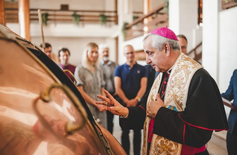 Prodej požehnaného ležáku pomohl Diecézní charitě částkou 262 tisíc korun