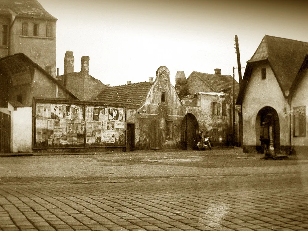 Začátek původní Staroměstské s domy č. 1 a 3. které ustoupily Holečkově ulici.