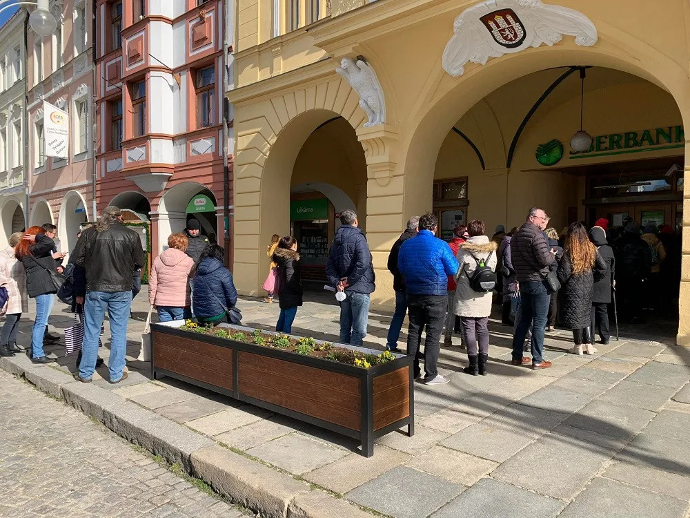 Fronta před českobudějovickou pobočkou Sberbank z minulého týdne.