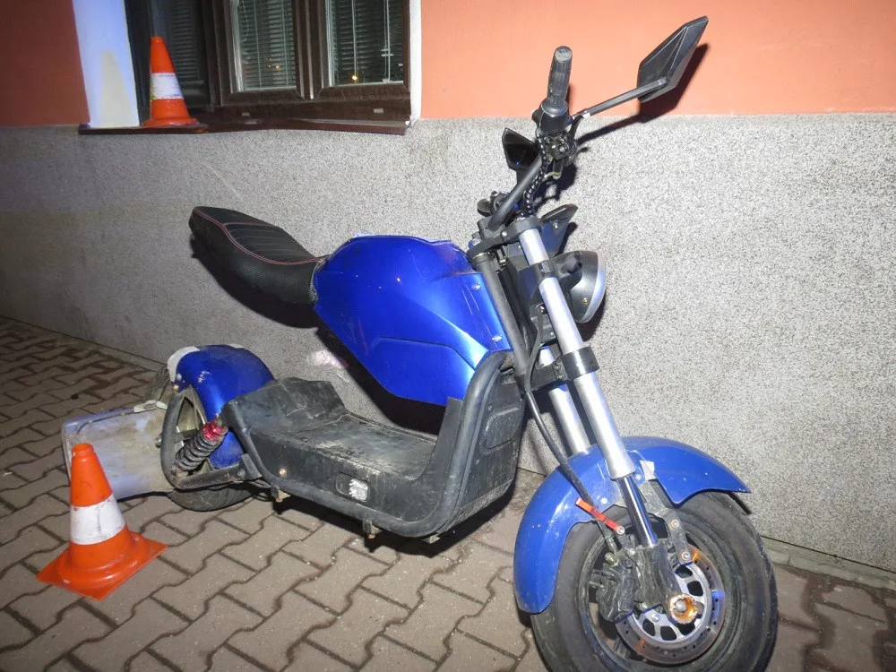 Opilý muž najel na elektrokoloběžka do domu. Nadýchal téměř dvě promile