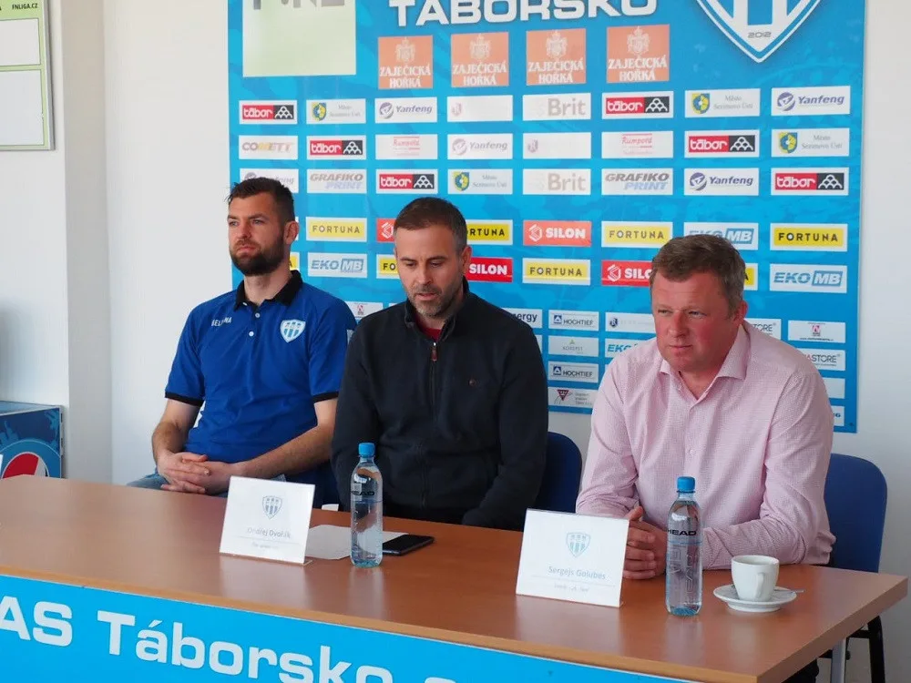 Zleva kapitán Jakub Navrátil, předseda správní rady Ondřej Dvořák a trenér Sergejs Golubevs.