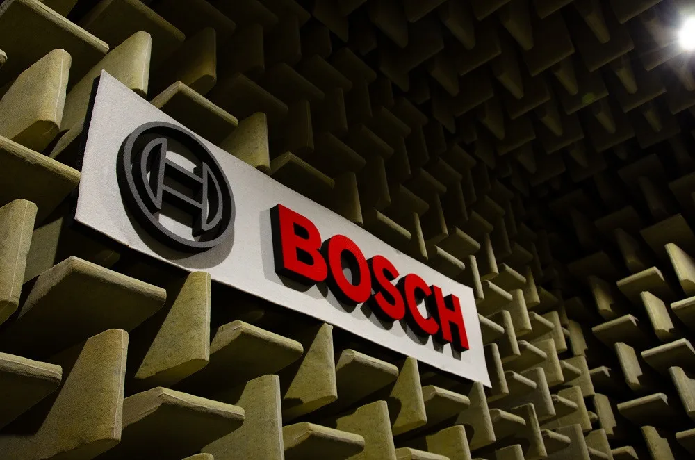 Bosch má v Budějovicích tři akustické komory, kde se měří hlasitost výrobků. Vejde se tam i celý vůz