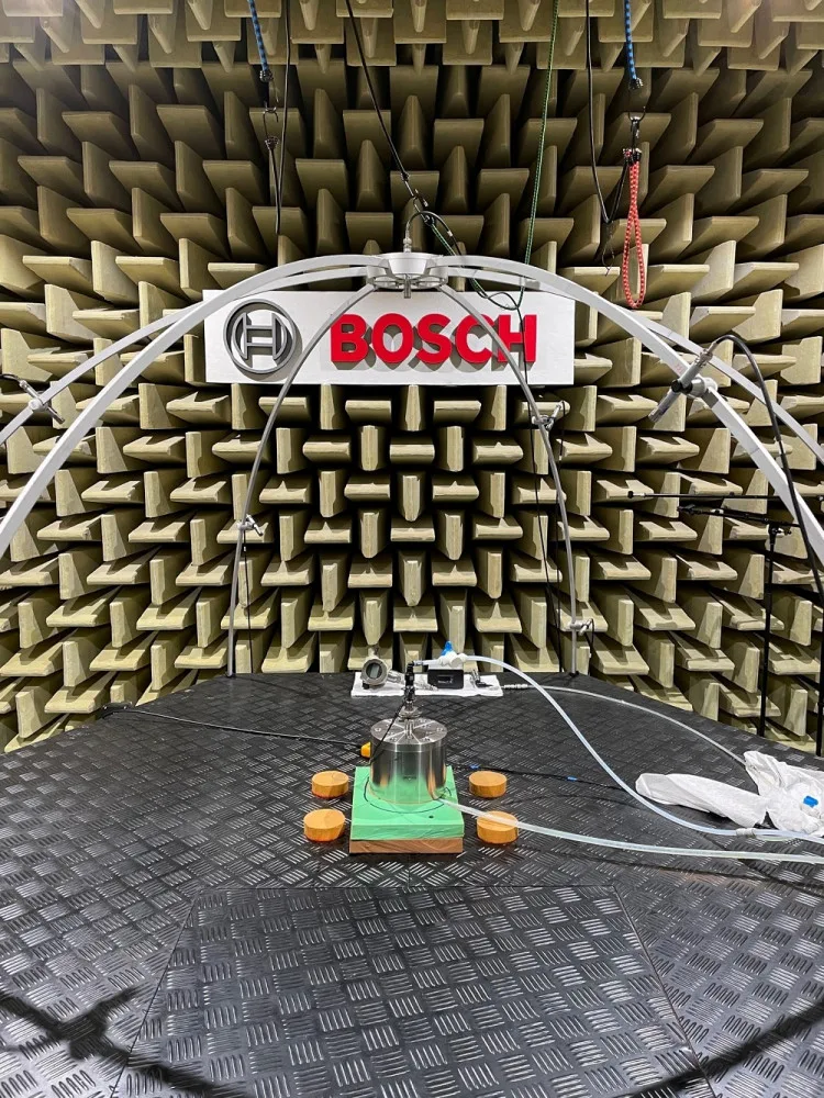 Bosch má v Budějovicích tři akustické komory, kde se měří hlasitost výrobků. Vejde se tam i celý vůz