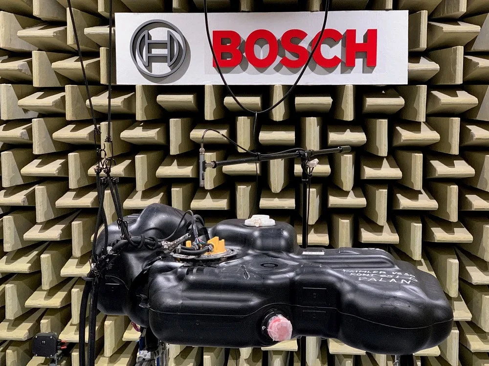 Bosch má v Budějovicích tři akustické komory, kde se měří hlasitost výrobků. Vejde se tam i celý vůz
