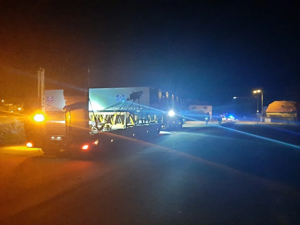 VIDEO: Jihočeským krajem projel nadměrný náklad. Měřil 23 metrů
