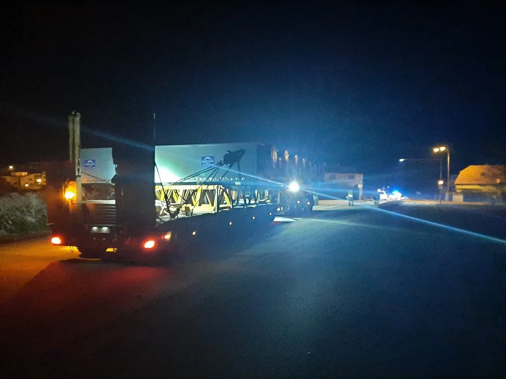 VIDEO: Jihočeským krajem projel nadměrný náklad. Měřil 23 metrů