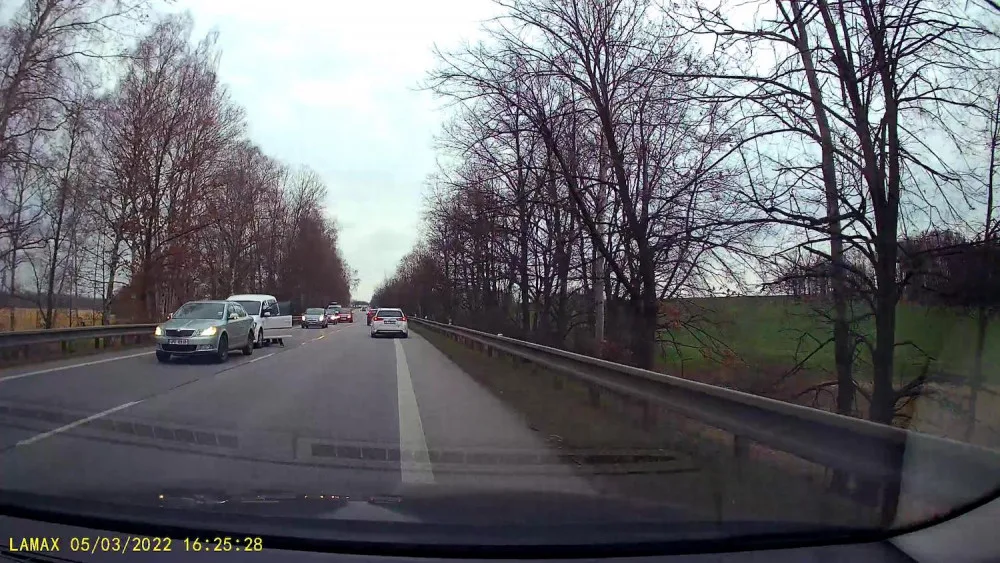 Konflikt dvou řidičů skončil napadením seniora. Policie hledá svědky