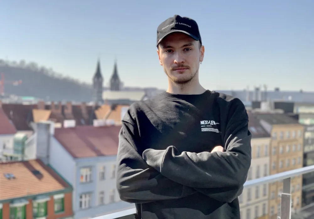 Existují i normální Rusové, člověk musí být dobrým příkladem, říká Kirill, který v Česku žije deset let