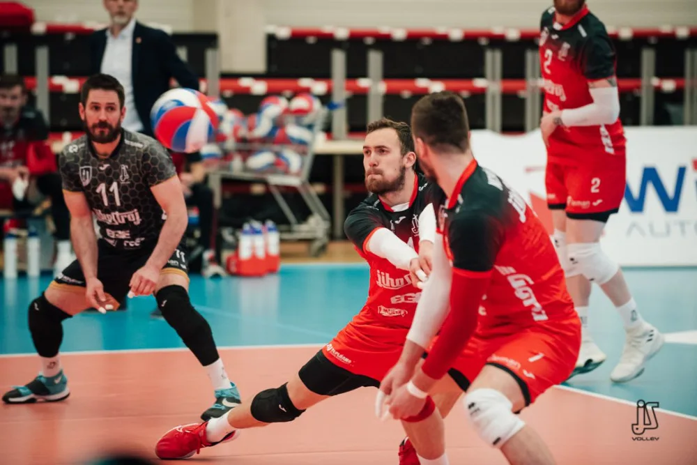Jihostroj v omlazené sestavě porazil Zlín 3:0