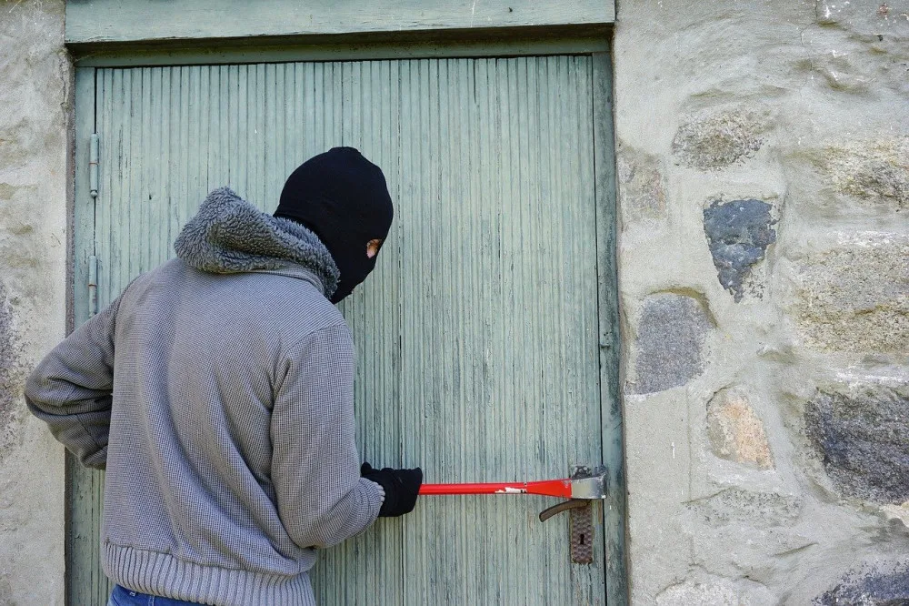Zloděj ukradl baterie za milion
