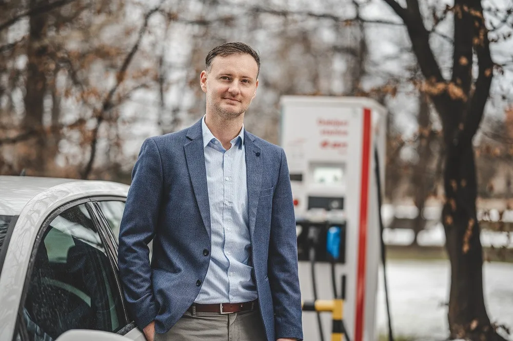 Nové stanice nabídnou rychlé dobíjení i kvalitní trávení času. Těch menších letos E.ON postaví desítky, říká Martin Klíma