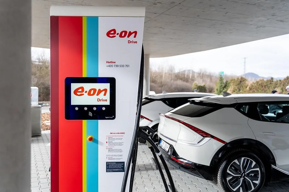 E.ON otevřel první ultrarychlý dobíjecí hub v Sulejovicích.