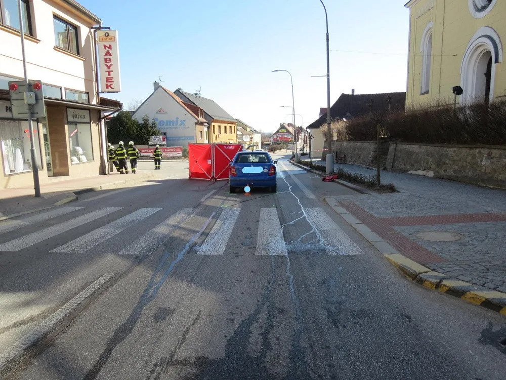 V Lišově srazil na přechodu řidič chodkyni. Žena na místě zemřela