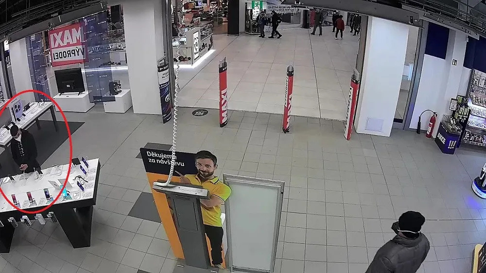 Poznáte muže na fotografii? Z obchodu s elektronikou zmizely telefony za více než 100 tisíc korun