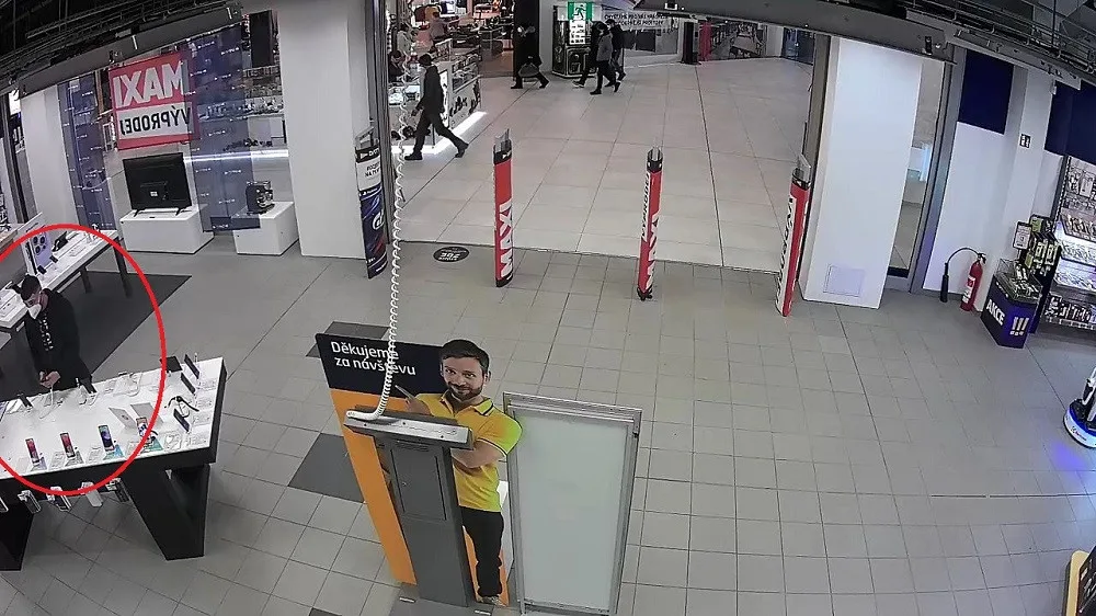 Poznáte muže na fotografii? Z obchodu s elektronikou zmizely telefony za více než 100 tisíc korun