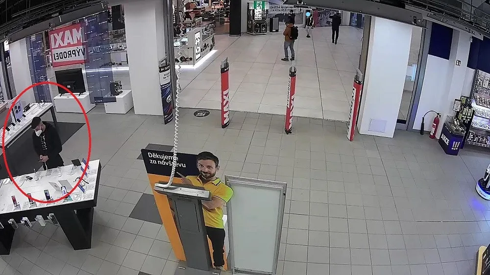Poznáte muže na fotografii? Z obchodu s elektronikou zmizely telefony za více než 100 tisíc korun