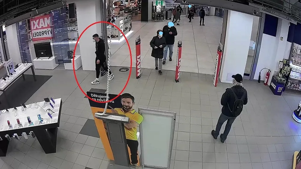 Poznáte muže na fotografii? Z obchodu s elektronikou zmizely telefony za více než 100 tisíc korun