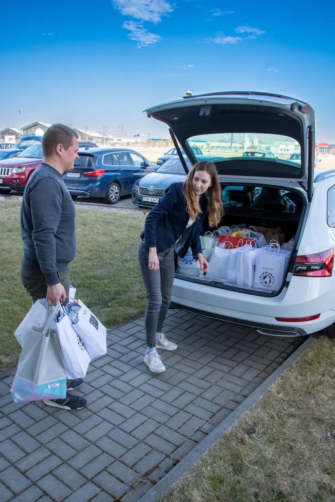 Zubní pasty, hřebeny, mýdla. Na VŠTE připravili hygienické balíčky pro 80 ukrajinských žen a dětí