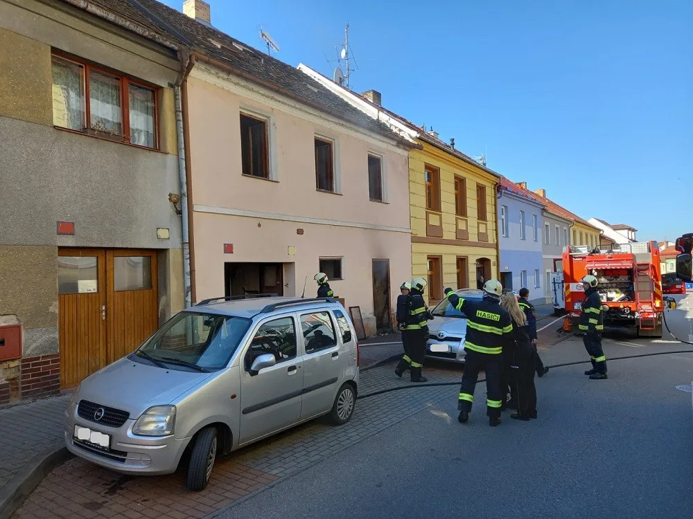 Při požáru bytu v Písku zemřel člověk, tělo našli hasiči