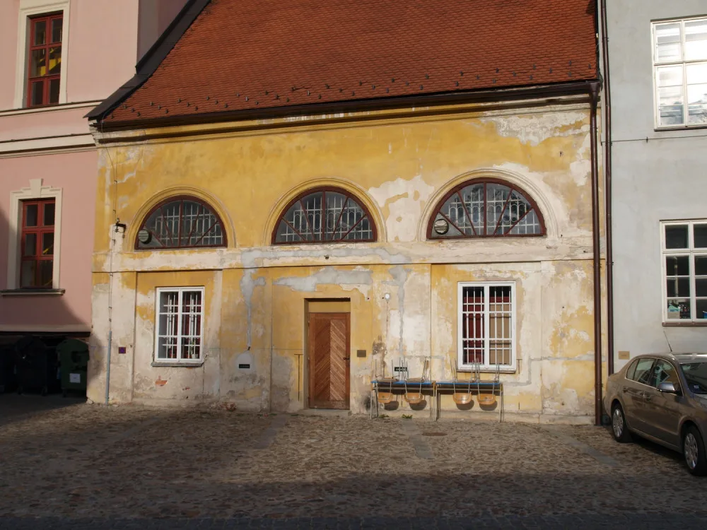Zadní průčelí empírové solnice v České ulici v roce 2009.