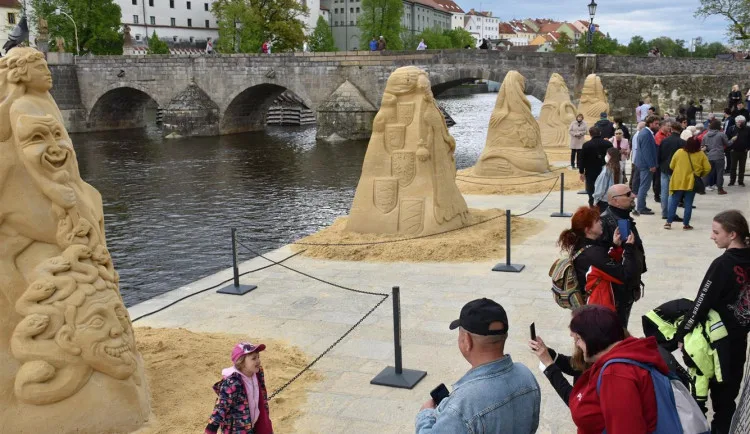 Sochy z písku na břehu řeky Otavy letos představí partnerská města