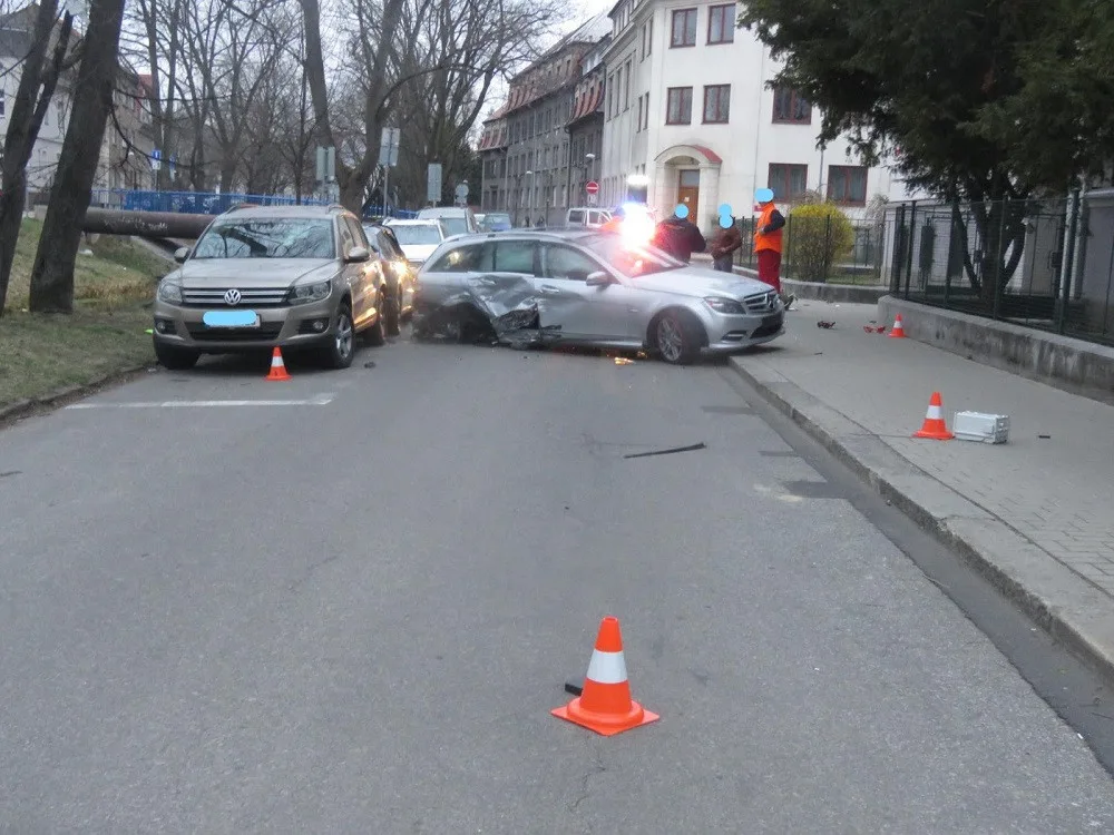 Řidič v Budějcích naboural několik aut. Způsobil škodu za půl milionu a z místa nehody utekl