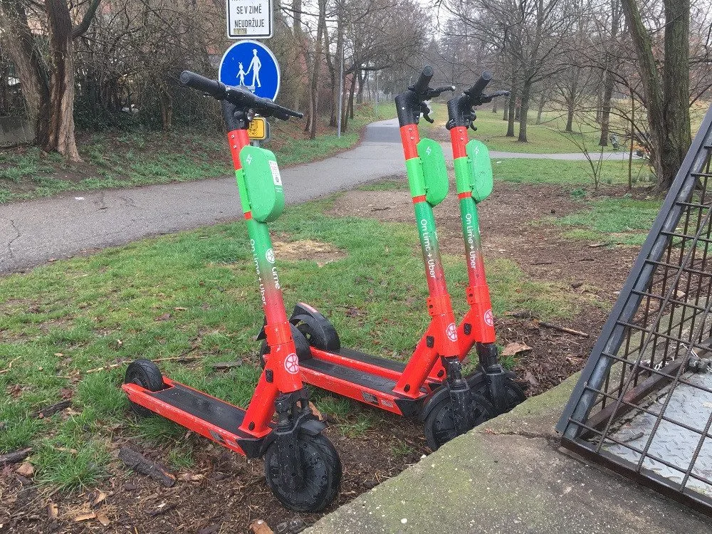Do ulic opět vyrazily sdílené elektrokoloběžky. Město nad nimi chce mít více kontroly