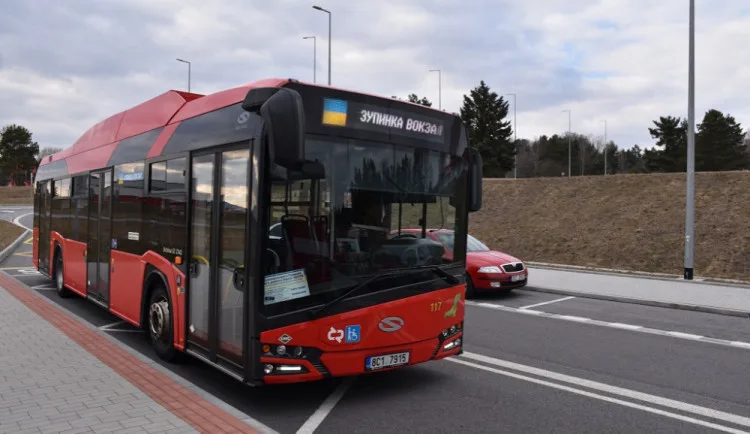 Váleční uprchlíci dostanou v Budějcích průkazku na autobus Zdarma budou jezdit do konce roku