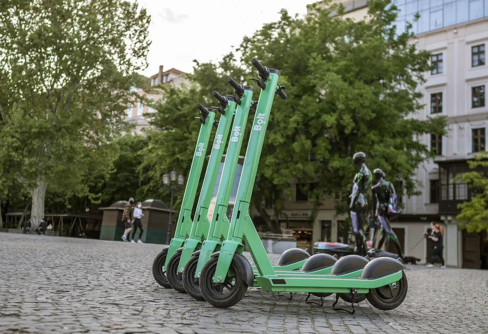 Do Budějc zamířily další sdílené elektrokoloběžky. Bolt jich do ulic umístil přes dvě stě
