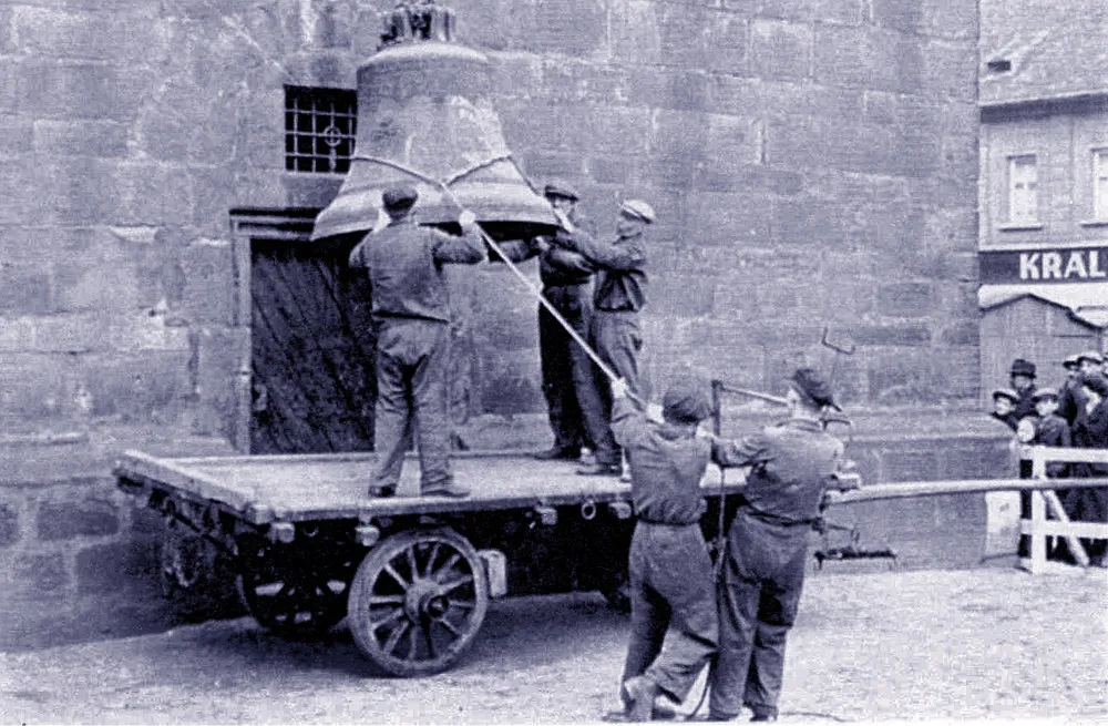 Spouštění zvonu z Černé věže a poté odvoz do války na jaře 1942.