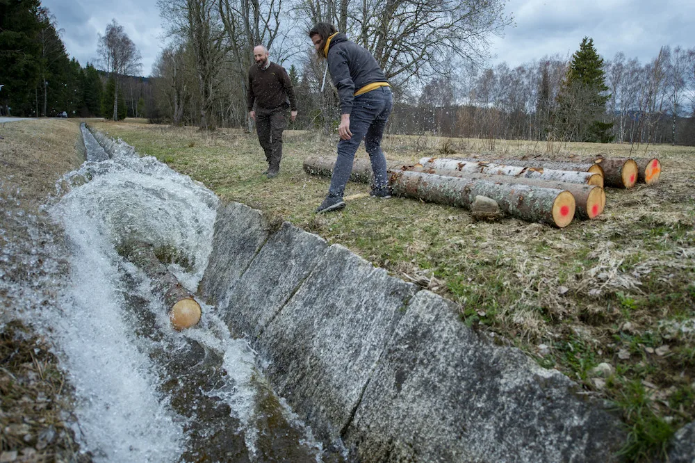 Vojenské lesy a statky dnes poprvé plavily dříví opraveným Želnavským smykem
