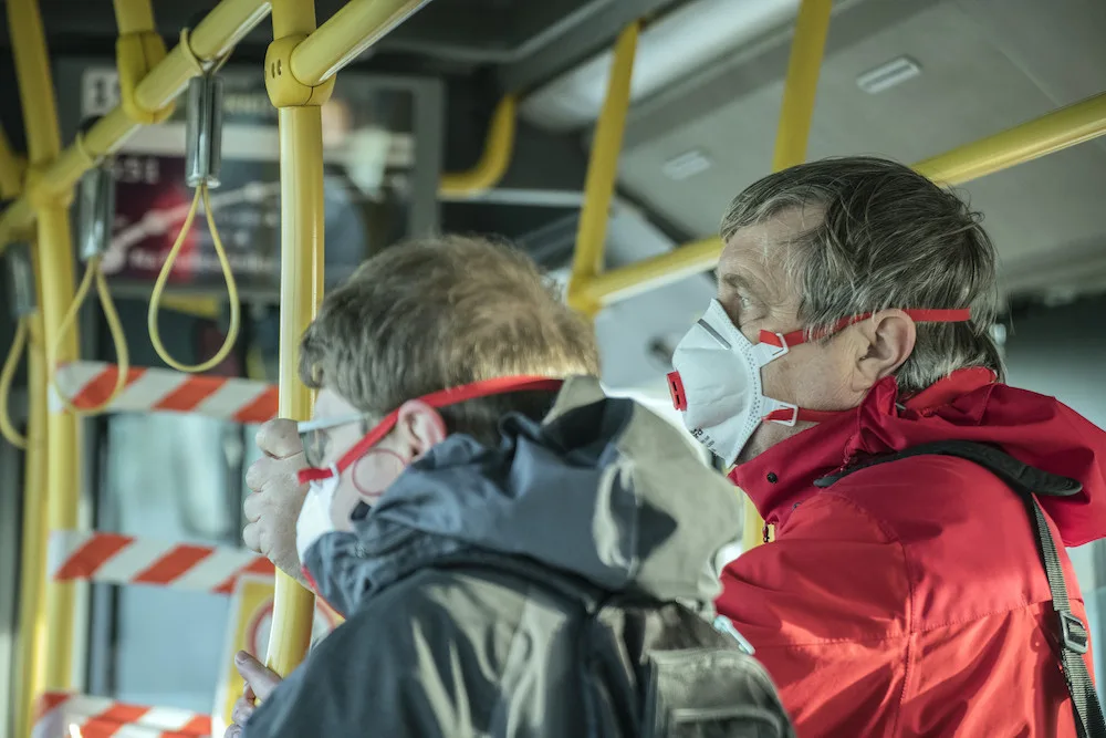 Od čtvrtka nebudou povinné respirátory ve veřejné dopravě, uvedl Válek