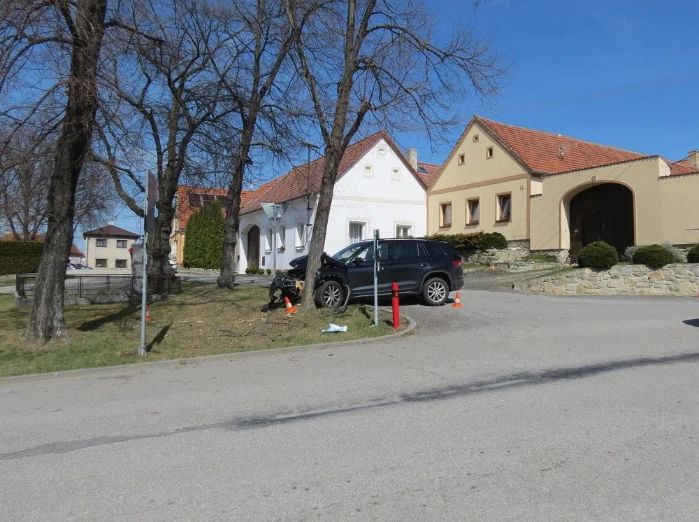 Opilý řidič narazil do stromu. Před nehodou nejspíš vjel do plotu v nedaleké obci