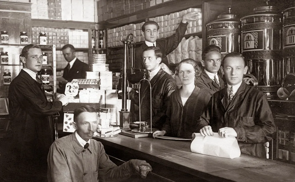 Interiér obchodu kávou firmy Meinl na náměstí v roce 1925.