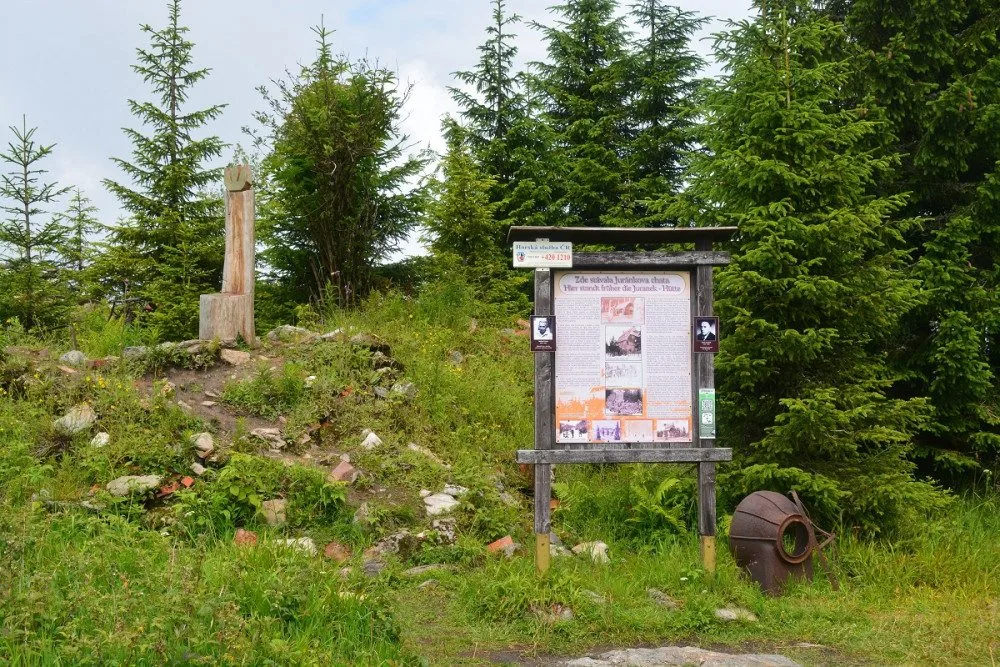 Milovníky Šumavy šokovalo vandalství. Z vrcholku Svarohu někdo ukradl trůn Emila Kintzla, krále Zmizelé Šumavy