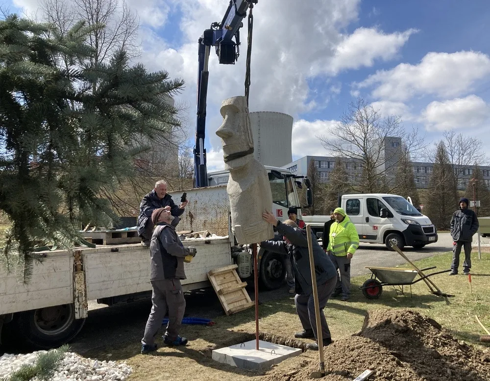 Návštěvníky Temelína vítá socha moai. Jadernou elektrárnu s nimi spojil archeolog Pavel