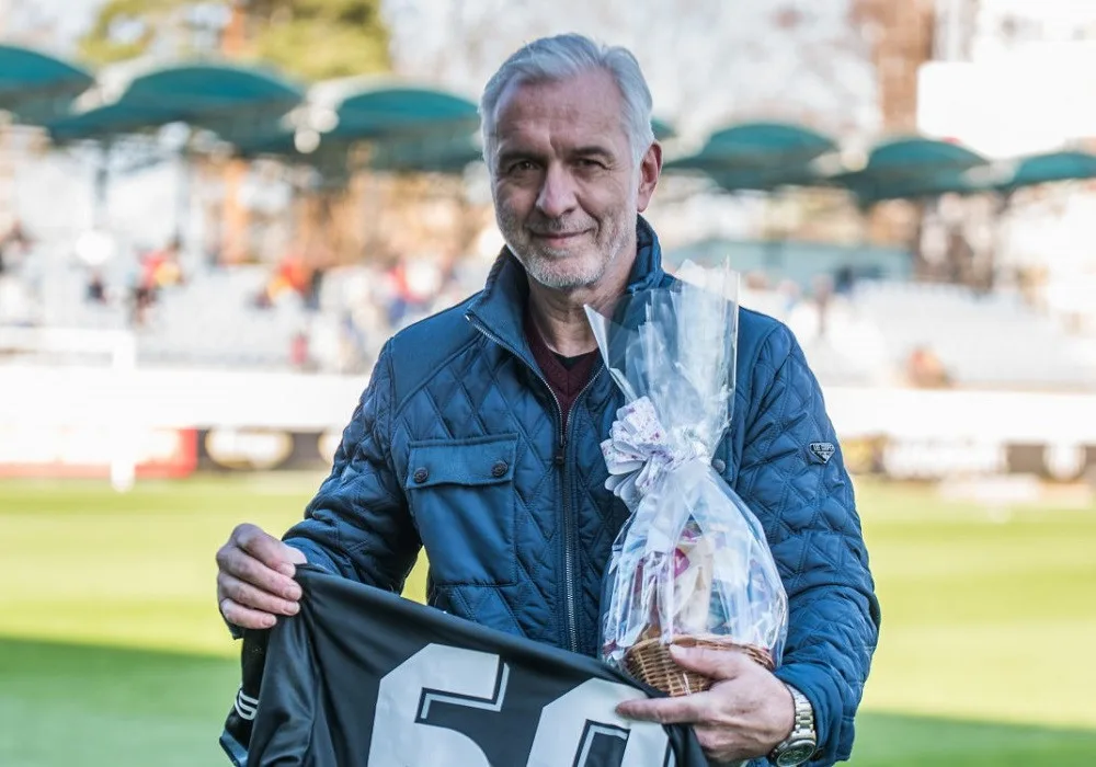 Jiří Anderle oslavil 60. narozeniny. Výročí si připomněli i fanoušci Dynama, před kterými dostal černobílý dres.