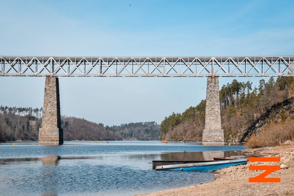 Na březích Vltavy vzniká největší obloukový most v Česku