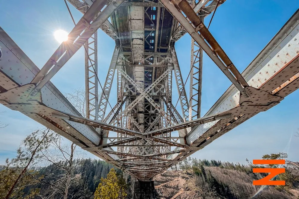 Na březích Vltavy vzniká největší obloukový most v Česku