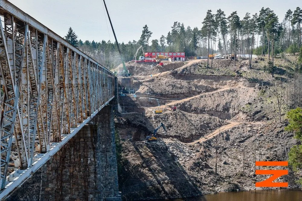 Na březích Vltavy vzniká největší obloukový most v Česku