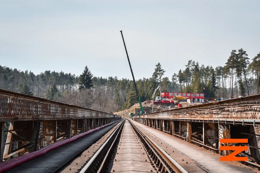 Na březích Vltavy vzniká největší obloukový most v Česku
