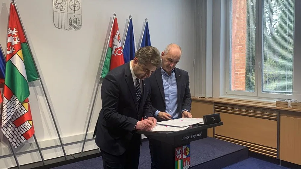 Zleva: ukrajinský velvyslanec Jevhen Perebyjnis a hejtman Martin Kuba (ODS).