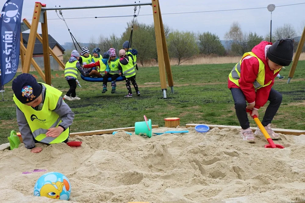 Štíři otevřeli na Složišti nové hřiště pro děti. Chystají také horolezeckou stěnu a venkovní sportoviště