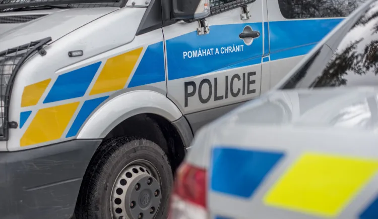 Policie hledá svědky nehody u Igy. Řidička na přechodu srazila dívku
