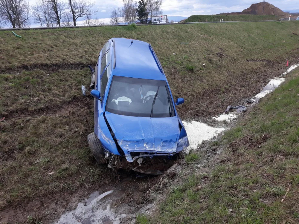Řidič v octavii dostal smyk a skončil ve škarpě. Kusy auta přelétaly do protisměru